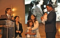 Aline Barros consagra sua filha Maria Catherine