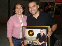 Felipão recebe Disco de Ouro pelo CD “É desse jeito” durante show. Assista