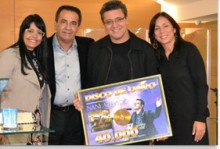 Nani Azevedo recebe Disco de Ouro do álbum Restauração