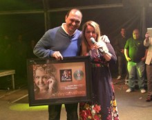 Shirley Carvalhaes recebe Disco de Ouro pelo CD “O Tempo de Cantar Chegou”