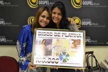Raquel Mello recebe Disco de Platina pelo CD “Sinais de Deus”